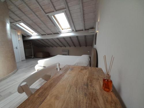 阿尔本加AMA AFFITTACAMERE的客房设有木桌和床。