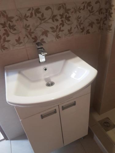 莱斯科瓦茨Apartmani Strahinic的客房内的白色盥洗盆浴室