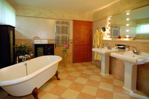布林克菲尔酒店的一间浴室