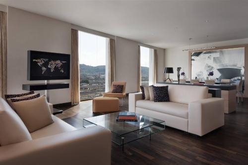 苏黎世苏黎世大厦万丽酒店的客厅配有白色的沙发和桌子