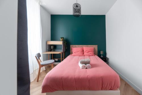 克莱蒙费朗⟬Giacomelli⟭ Quartier Calme⁕WIFI⁕Proche Michelin⁕的卧室里设有粉红色的床,上面有一只动物