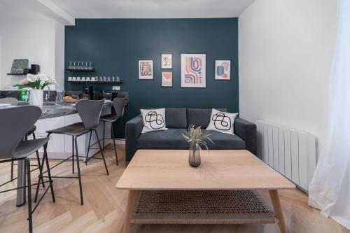 克莱蒙费朗⟬Giacomelli⟭ Quartier Calme⁕WIFI⁕Proche Michelin⁕的客厅配有沙发和桌子