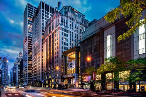芝加哥芝加哥密歇根大街格温豪华精选酒店的繁忙的城市街道,建筑高大,交通繁忙