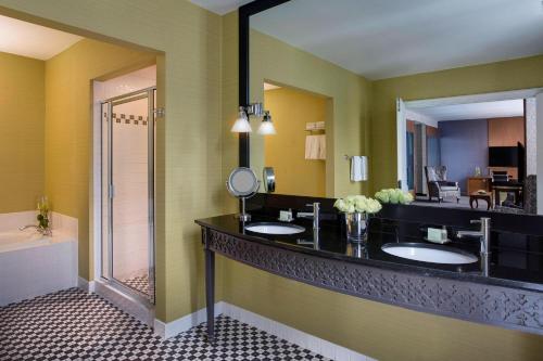 芝加哥芝加哥市中心奥特格拉芙收藏®酒店的一间带两个盥洗盆和大镜子的浴室