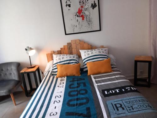 纳博讷Beau studio refait a neuf centre ville avec clim balcon的一间卧室配有一张带木制床头板的床