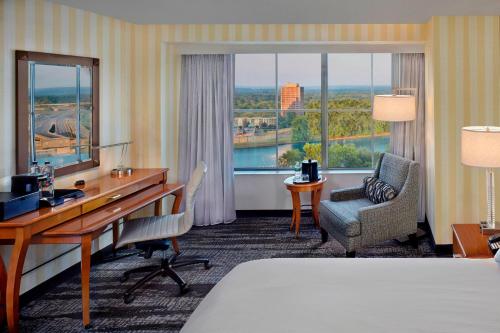 哈特福德哈特福德市中心万豪酒店的酒店客房设有一张桌子、一张床和一个窗户。