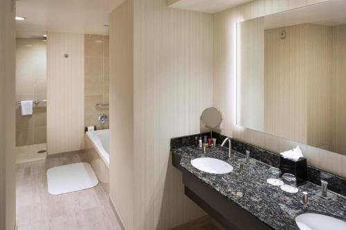 哈特福德哈特福德市中心万豪酒店的一间带两个盥洗盆和大镜子的浴室