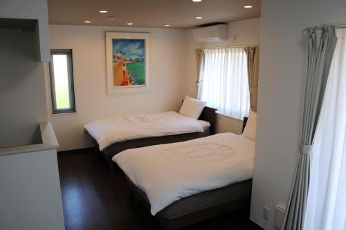 Awarenペンションニライカナイ的小型客房 - 带2张床和窗户