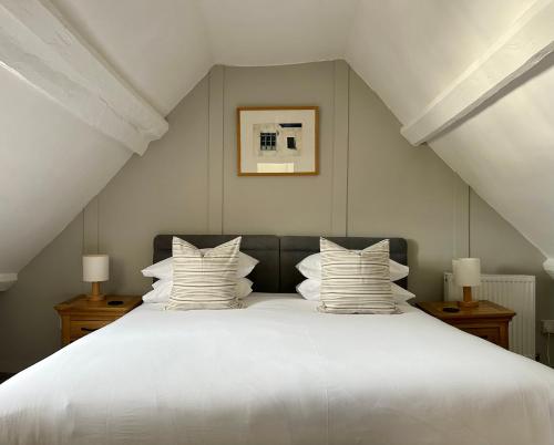 瓦伊河畔海伊Number 22, Castle Street的卧室配有带枕头的大型白色床