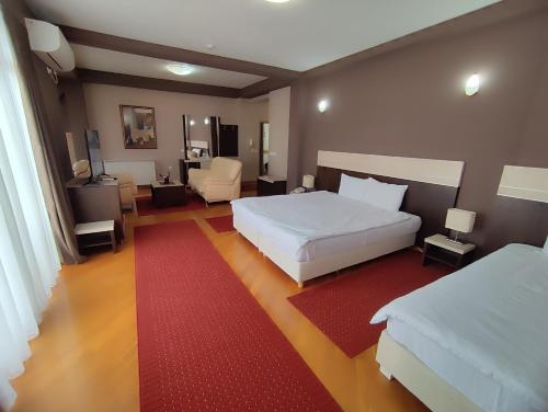 斯科普里普瑞米尔酒店的酒店客房带两张床和红色地毯