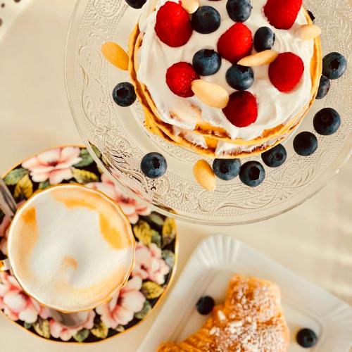 泰尔莫利FUTURA ROOM&RELAX的盘子上方的蛋糕,水果