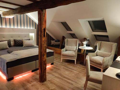 乌埃克尔明德AnaCapri Gästehaus Lugano的一间卧室配有一张床、两把椅子和一张桌子