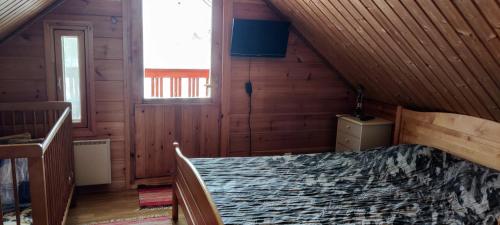 卡拉约基Kivitasku的小木屋内一间卧室,配有一张床