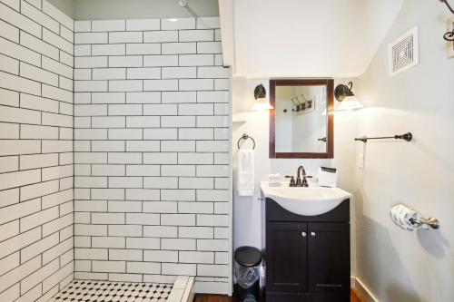 加尔维斯敦The Big Kahuna Manor的白色的浴室设有水槽和镜子