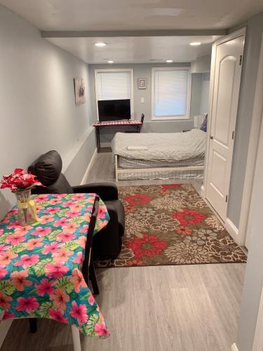 巴尔的摩Beautiful master bedroom with private bathroom的一间设有两张床、一张桌子和一张地毯的房间