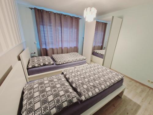 汉诺威Apartment Nordtraum的配有镜子的客房内的两张床