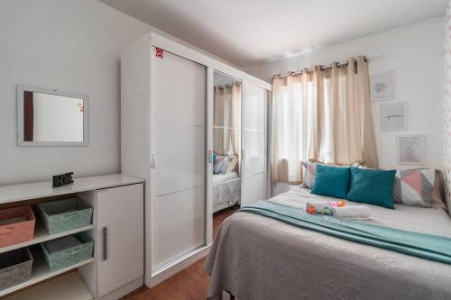 库里提巴Family Space Curitiba/vaga de garagem Gratis的白色卧室配有床和镜子