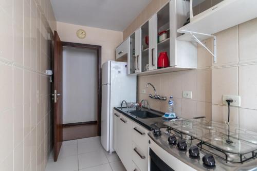 库里提巴Family Space Curitiba/vaga de garagem Gratis的一间带水槽和冰箱的小厨房