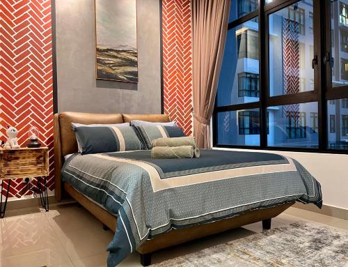 普特拉贾亚UrbanRuma#Industrial#Putrajaya#500Mbps#Netflix的一间卧室设有一张床和一个大窗户
