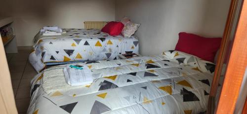 乌斯怀亚Departamento Ushuaia的一间卧室配有床,床上装有被子