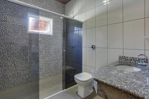 林多亚Casa São Luis的带淋浴、卫生间和盥洗盆的浴室