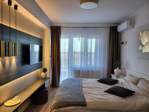 萨图马雷Double room - House of Chess的一间卧室配有一张带两个枕头的床