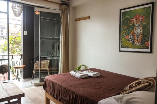 利马Black Llama Hostel Miraflores的一间卧室配有带毛巾的床