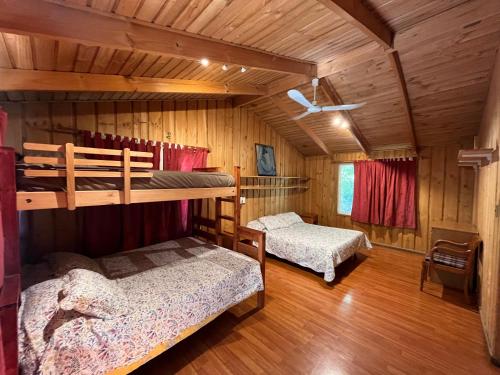 圣何塞德迈波Casa Alfalfal的小屋内设有一间带两张双层床的卧室