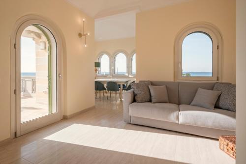 圣温琴佐Villa Teti的客厅配有沙发和桌子