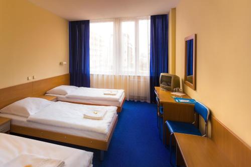 克拉科夫Dom Turystyczny Indigo的酒店客房设有两张床和电视。