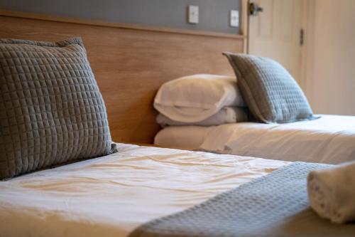 温奇尔西Winchelsea Lodge的一张床上有两个枕头的房间