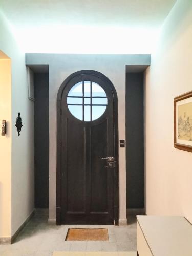 墨西哥城Casa Estudio Condesa的窗户房间里一扇黑色的门