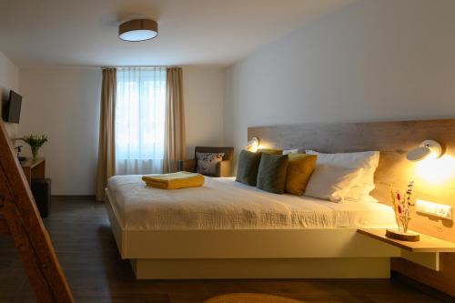希尔塔赫Adler Schiltach Boutique Hotel und Restaurant的一间卧室设有一张大床和一个窗户。