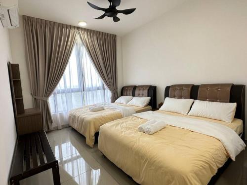 马六甲Bali Residence Melaka near Jonker Street的一间卧室配有两张床和吊扇