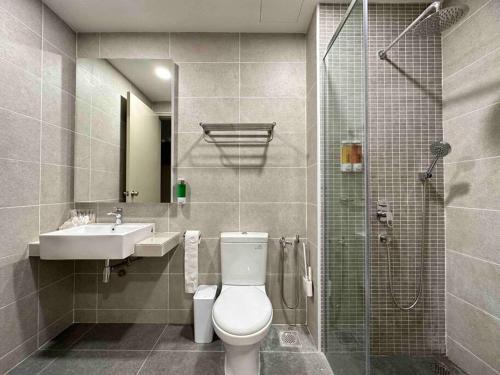马六甲Bali Residence Melaka near Jonker Street的浴室配有卫生间、盥洗盆和淋浴。