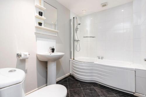 谢菲尔德Stunning 3BD Home Hillsborough Sheffield的白色的浴室设有水槽、浴缸和卫生间。