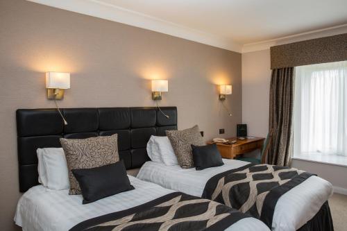 兰卡斯特兰开斯特宫酒店的酒店客房设有两张床和窗户。