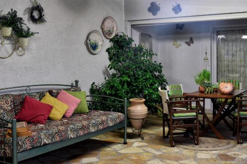 KórinthosAncient Corinth Guest House的客厅配有沙发和桌子