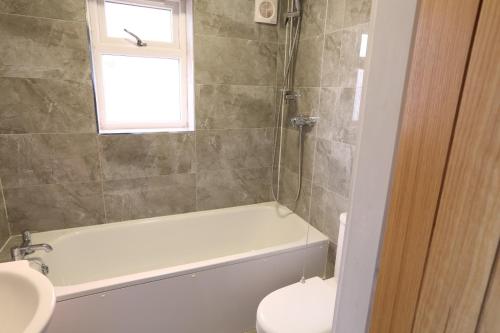 莱斯特Aylestone的带浴缸、卫生间和盥洗盆的浴室