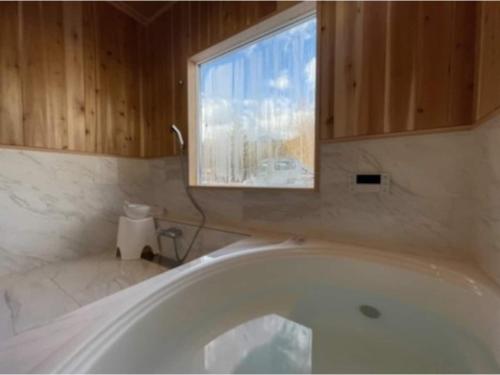 御代田町Polar House Asama Villa - Vacation STAY 30344v的带浴缸的浴室和窗户