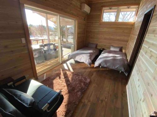 御代田町Polar House Asama Villa - Vacation STAY 30344v的小木屋内带两张床的房间
