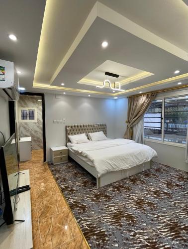 Ad Darbشاليه الجوهرة الدرب的一间卧室配有一张大床和一台电视。