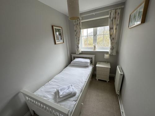 法利Newt's Place的一间小卧室,配有床和窗户