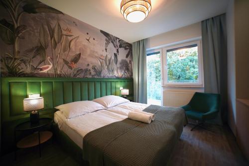 拉塔Pensjonat Przedwiośnie的一间卧室设有一张床和绿色的墙壁