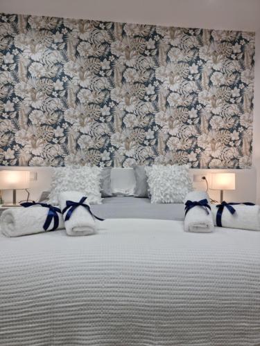 莱昂Casa Roman LUX的一间卧室配有一张带花卉壁纸的床