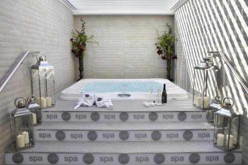 埃斯塔蒂特全景酒店的带浴缸的客房,设有浸泡游泳池