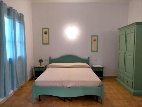 穆拉沃拉Il Falconiere的一间卧室配有床和2个床头柜