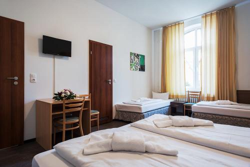 柏林皇后公园酒店的酒店客房配有两张床和一张书桌