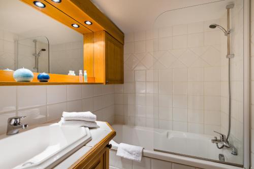 夏蒙尼-勃朗峰阿让拉格朗日水晶度假酒店的带浴缸和盥洗盆的浴室