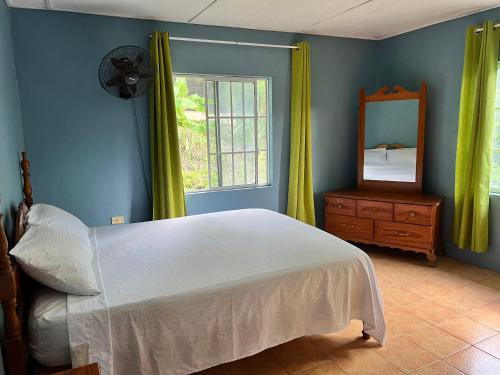 安东尼奥港泻湖公寓的一间卧室配有一张床、镜子和窗户